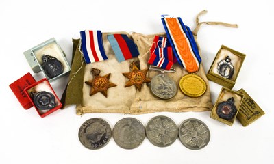 Lot 20 - A group of medals to include Great War medal...