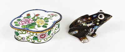 Lot 319 - A Cloisonne box with cover, depicting roses,...