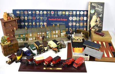 Lot 405 - A group of toys and collectables to include a...