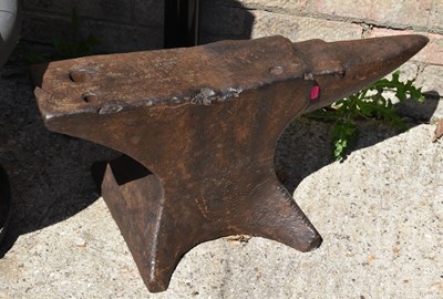 Lot 527 - An antique cast iron blacksmiths anvil.