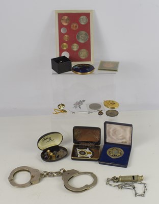 Lot 213 - A group of collectable items to include a...