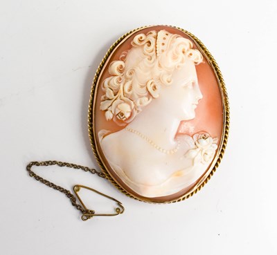 Lot 101 - A Victorian cameo brooch, intricately carved...
