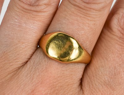 Lot 45 - An 18ct gold signet ring, size Q, 6.27g.