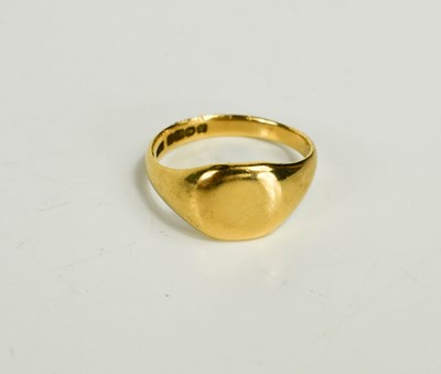 Lot 45 - An 18ct gold signet ring, size Q, 6.27g.