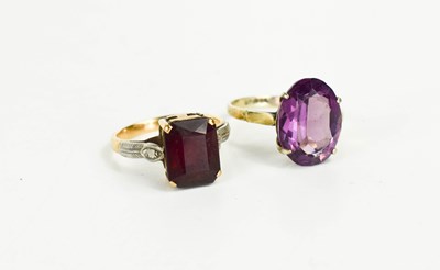 Lot 123 - A 9ct gold and garnet ring, size J, 3.14g,...