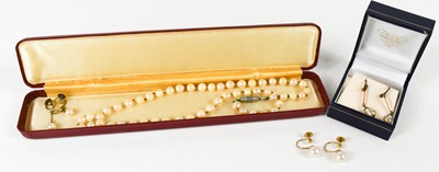 Lot 118 - A vintage cultured pearl necklace with barrel...