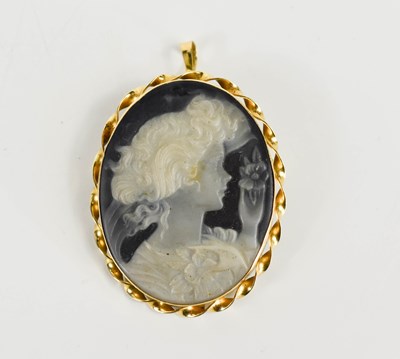 Lot 26 - An 18ct gold and cameo pendant brooch, the...