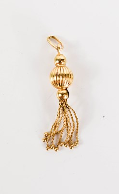Lot 28 - A 9ct gold pendant of tassle form, 1.7g.
