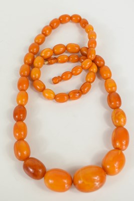 Lot 232 - A vintage butterscotch amber necklace,...