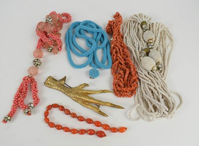 Lot 291 - A selection of vintage necklaces, to include...