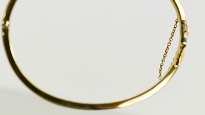 Lot 277 - A likely French early 20th century gold bangle,...