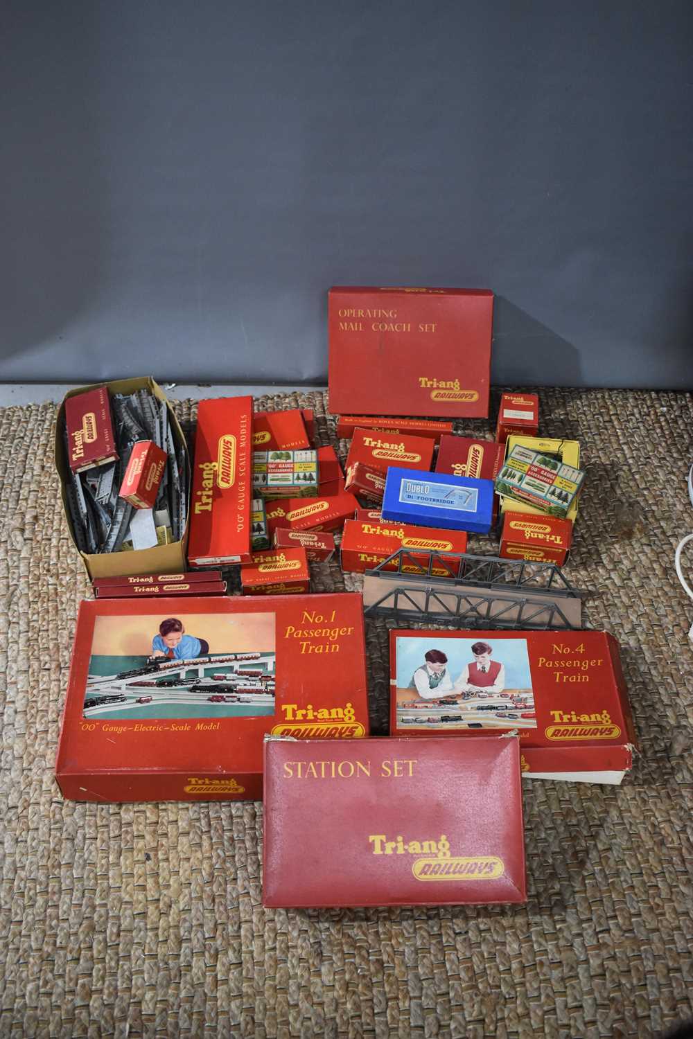 Lot 290 - A vintage Triang No.4 passenger train set with...