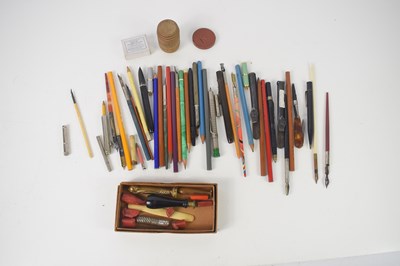 Lot 217 - A group of vintage pens and pencils to include...