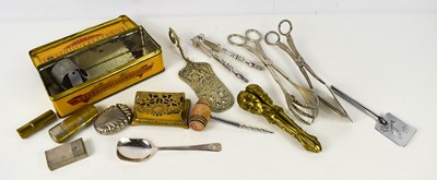 Lot 194 - A group of collectables to include a brass...