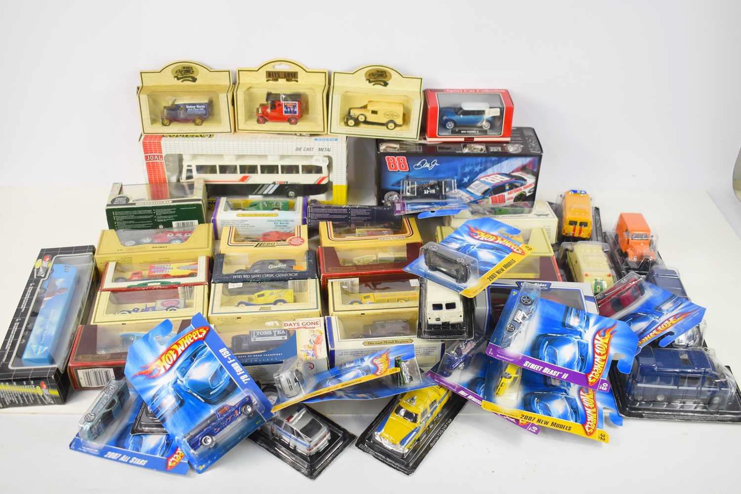 Lot 340 - A collection of diecast vehicles to include...