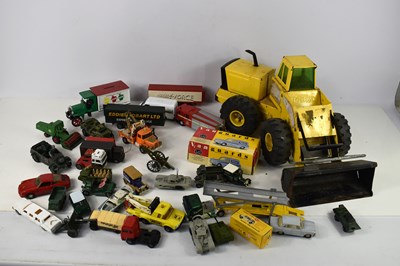 Lot 272 - A group of vintage diecast and tinplate...