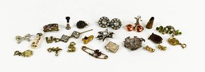 Lot 80 - A selection of vintage jewellery and charms,...