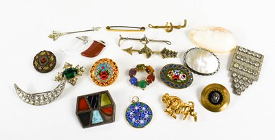 Lot 79 - A selection of jewellery to include...