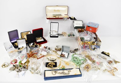 Lot 83 - A large selection of vintage and later...