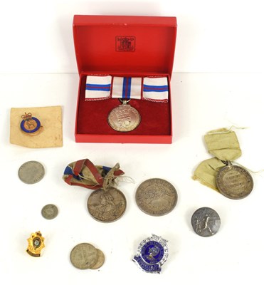 Lot 33 - A group of collectables to include a Queen...