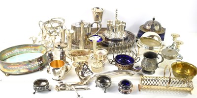 Lot 122 - A group of metalware to include silver plated...