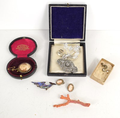 Lot 76 - A group of vintage jewellery to include a...