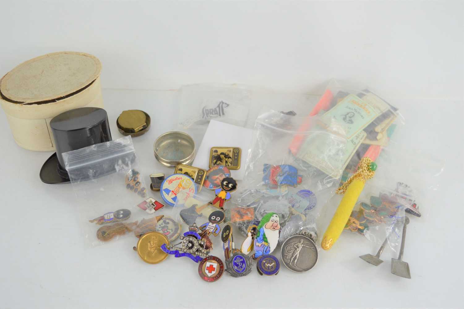 Lot 369 - A group of collectible badges to include...