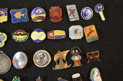 Lot 369 - A group of collectible badges to include...