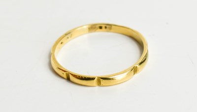 Lot 81 - An 18ct gold wedding band, with sectioned...