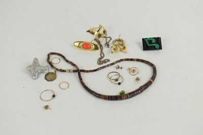 Lot 287 - A group of vintage jewellery to include 9ct...