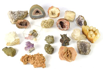 Lot 257 - A collection of geodes and crystals to include...