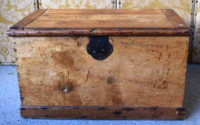 Lot 452 - A pine blanket chest.