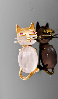 Lot 14 - A vintage 18ct gold and rose quartz cat brooch,...