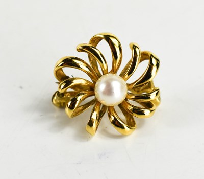 Lot 80 - A 9ct gold and pearl flowerhead pendant brooch,...