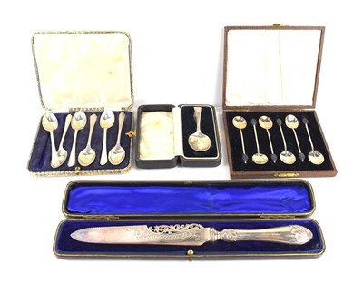 Lot 310 - A group of silver comprising of a cased set of...