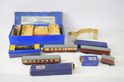 Lot 3 - A group of Hornby Dublo, comprising a tank...