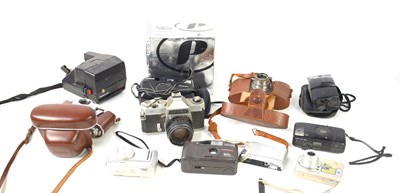 Lot 389 - A group of vintage cameras to include Kodak,...