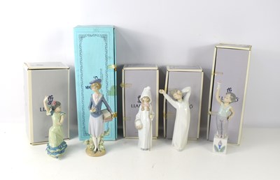Lot 146 - A group of boxed Lladro figurines comprising...