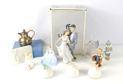 Lot 149 - A group of porcelain figurines and ornaments...