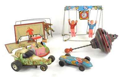 Lot 58 - A group of vintage toys to include a tin plate...