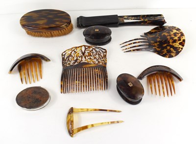 Lot 366 - A group of lady's and dressing accessories...