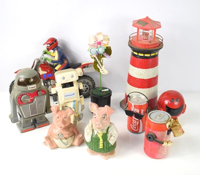Lot 30 - A group of vintage toys to include novelty...