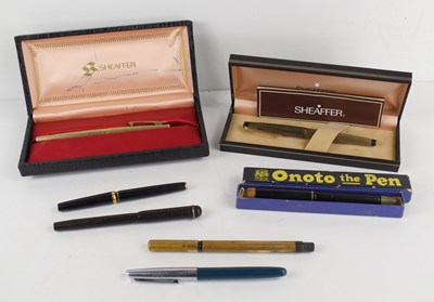 Lot 154 - A collection of vintage fountain pens...