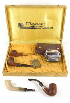 Lot 152 - A group of smoking pipes to include examples...