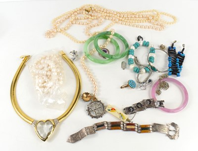 Lot 207 - A group of vintage jewellery and costume...