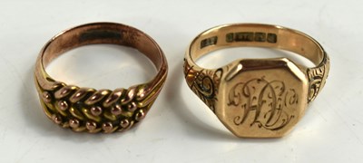 Lot 256 - A 9ct gold signet ring with foliate engraved...