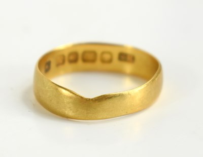 Lot 101 - A 22ct gold wedding band, size L/M, 2.5g.