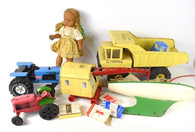 Lot 69 - A group of vintage toys to include a Tonka...
