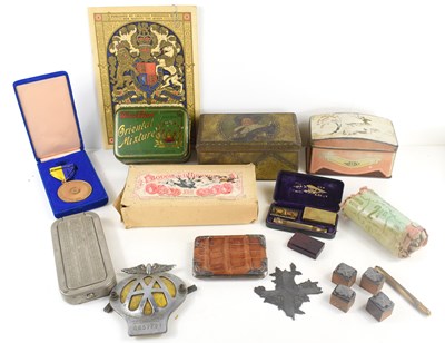 Lot 125 - A group of collectables to include a vintage...