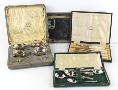 Lot 374 - A group of silver to include a part cruet set,...